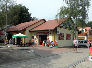 Resort lodging rooms house for rent restaurant food entertainment recreation Poland